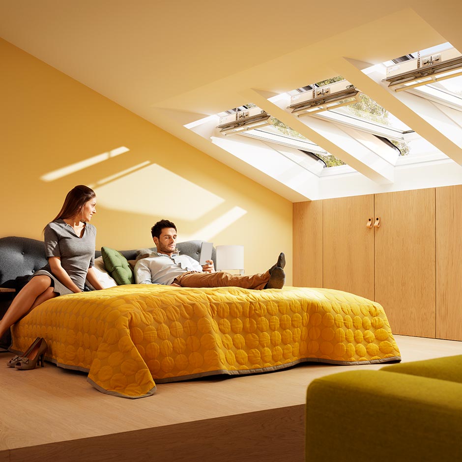 Slika treh vgrajenih oken s horizontalno trojno obrobo